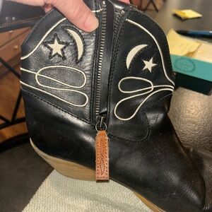 Dingo, black leather ankle boot, size 10